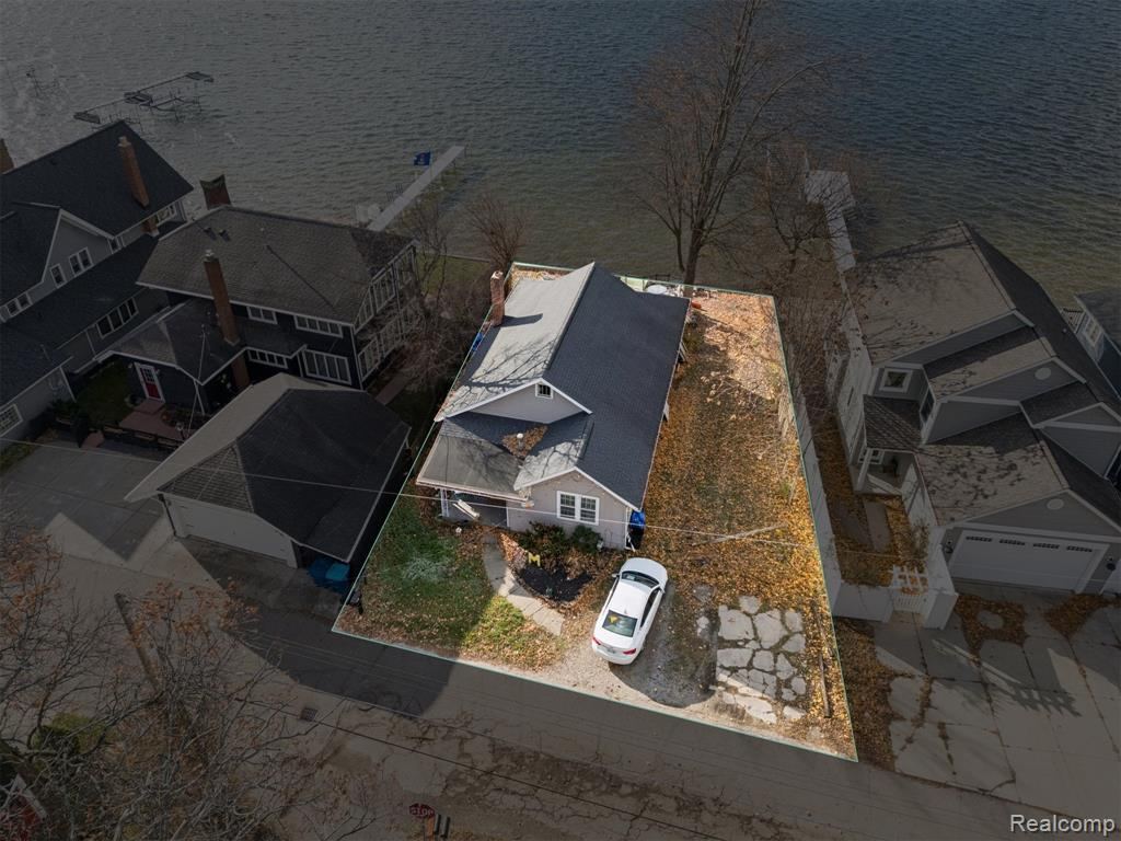 Overhead view of the lot between the street and the lake